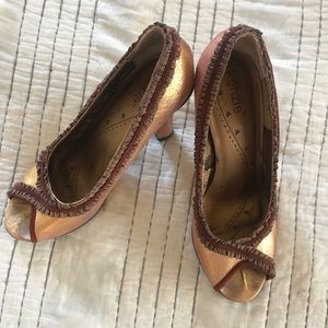 Kenzie size 8 gold, burgundy heel